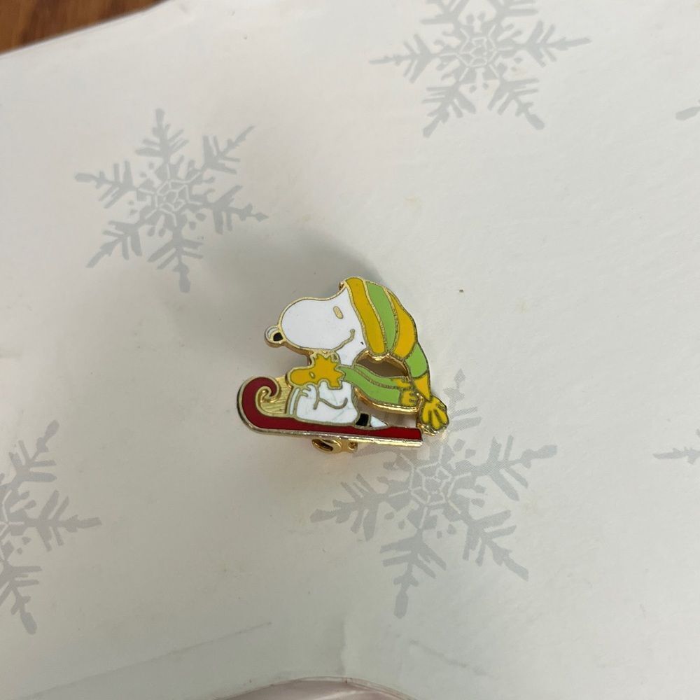 Vintage Snoopy & Woodstock sledding enameled lapel pin winter